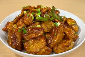 做红烧茄子不要直接下锅烧，大厨教你一招，茄子不吸油下饭又解馋视频封面
