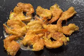 全家一起准备中秋美食，金黄炸虾和美味炸鱼，丰富的美食盛宴！视频封面