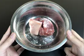 冻肉解冻，一定不能用水泡！饭店老板教我诀窍，5钟就能快速解冻视频封面