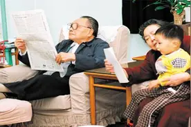 邓小平下放江西“重操旧业”，毛主席问过得怎样，他回答了两个字视频封面