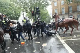 英国上演“骑马与砍杀”？骑警冲向愤怒人群被棍棒袭击，马都惊了视频封面