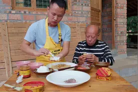 厨师长挑战鲱鱼罐头，试吃瑞典做法究竟味道如何视频封面