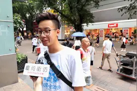 上厕所时，iPhone手机掉厕所了，你会怎么办？没想到路人怎么说视频封面