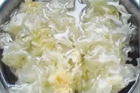 泡发银耳万万不可只用水！饭店大厨教我诀窍，5分钟全泡开超干净视频封面