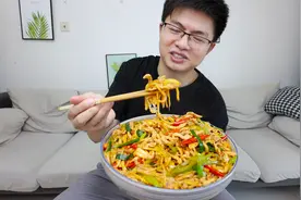 四川小伙做道家乡特色菜，仔姜炒肉丝，鲜辣脆爽简直是出汗大餐视频封面