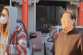 孙女假装问路给爷爷奶奶惊喜，爷爷本来就无语，口罩一摘更烦了视频封面