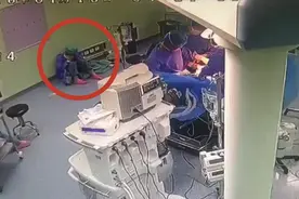 护士连上三台手术凌晨四点晕倒在手术室 吸氧恢复后又接着救人视频封面