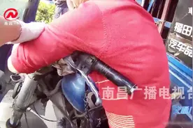 女子无证驾驶三轮摩托车，被交警查扣，惊现浮夸演技视频封面