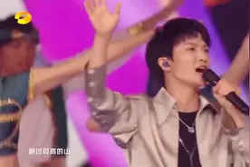 周深大型精分现场！一曲《达拉崩吧》瞬间点燃气氛，永远滴神！视频封面