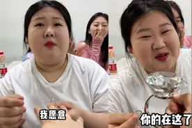 小伙向暗恋三年白月光求婚，套路得她主动戴戒指，娇羞模样超可爱视频封面