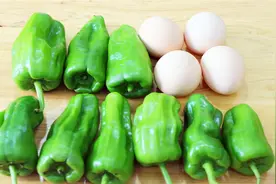 一把青椒和2个鸡蛋，川菜师傅教你新吃法，比辣椒炒蛋还要好吃视频封面