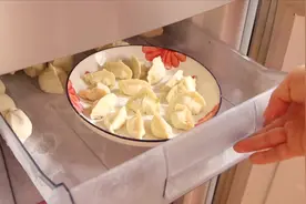 饺子放冰箱保存，10个人9个错，教你正确方法，半年不开裂不会坏视频封面