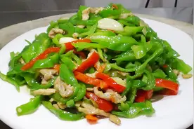 厨师长教你青椒肉丝的正确做法，青椒爽口，肉丝滑嫩，下酒又下饭视频封面
