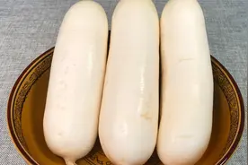 白萝卜最爽口的腌制方法，不用晒不用泡，一次腌5斤，放半年不坏视频封面