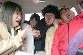 美女车上放屁，把坐在车后的两个朋友都熏晕了，结局太逗了！视频封面