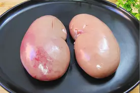 炒猪腰，直接下锅是大错！大厨教你正确做法，嫩滑入味不腥不骚视频封面