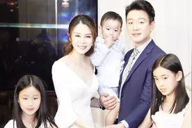佟大为一家五口照片曝光，暴露妻子关悦一个身份，网友：捡到宝了视频封面
