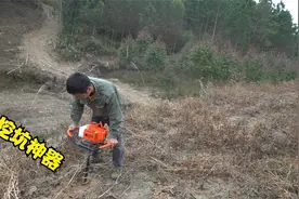 阿柱花了400块在网上买了一台打洞机，打洞挖坑真的太快了，真棒视频封面