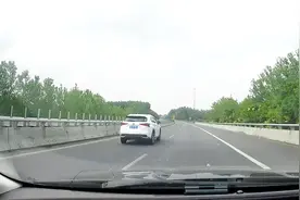 实地演示高速上最安全的跟车技巧，早点学会不吃亏视频封面