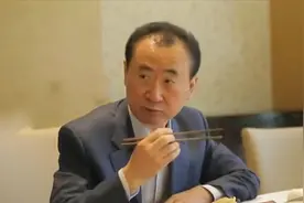 商界大佬吃饭名场面：王健林吃自家农场饲养的牛羊，对比可真大视频封面