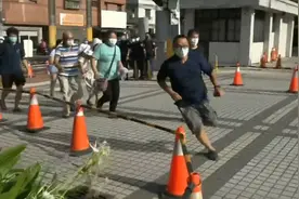 为争打新冠疫苗残剂还要百米赛跑，花莲民众怒气冲天：像狗一样！视频封面