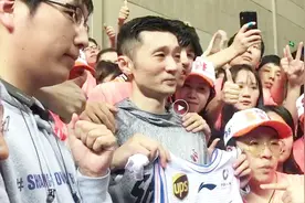 情难自禁！刘炜赛后泪洒球场 合影感谢球迷多年支持视频封面