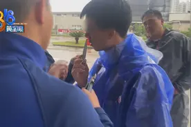 小伙钓鱼把鱼钩挂到脸上视频封面