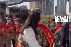 女孩送男友入伍紧紧拥抱不舍相送！看哭了，又是一年入伍季视频封面