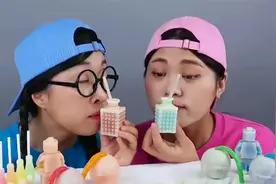 搞笑外国人：两姐妹喝各种巧克力模型的饮料！你觉的哪种好喝呢？视频封面