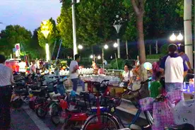 地摊经济火了，实拍天津静海热闹火爆的夜市景象！视频封面