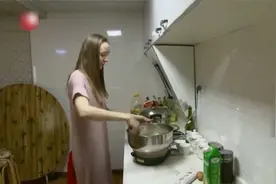 外国：中国小伙娶到金发俄罗斯美女，生混血女儿东北话标准！视频封面