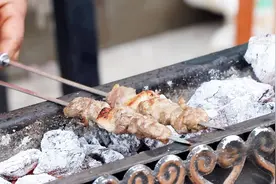 正宗新疆羊肉串五分钟烤熟，撒一点点孜然就是人间美味，太好吃了视频封面