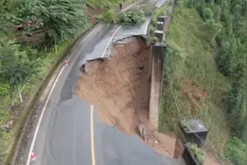 航拍现场！云南红河州：连日暴雨致绿春发生坍塌，交通完全中断视频封面