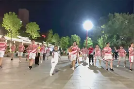 2021最火扭胯舞《大叔DJ》3个小女孩领舞，帅酷又霸气，场面够嗨视频封面