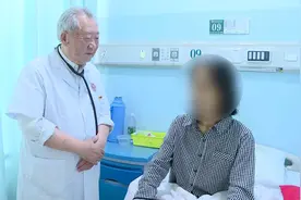 老人腹痛几十年取出近半斤重结石，为目前世界最大单颗胆总管结石视频封面
