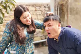 二蛋带女友回家，半路女友肚子疼要去厕所，二蛋：男厕所是女厕所视频封面