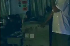 学生哽咽，老师落泪！高三毕业班学生齐唱《再见》惹哭班主任…视频封面