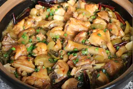 广西酸菜鸡煲的家常做法，一口酸菜一口鸡，汤汁拌饭也能吃两碗视频封面