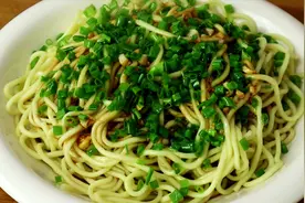 大厨教你葱油拌面的家常做法，香味浓郁好吃解馋，每次做都吃光视频封面
