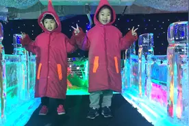 冰雪世界太漂亮，农村俩小朋友玩嗨了，根本停不下来！视频封面