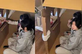 俩孩子在家自创纸房子，被爸爸发现后瞬间生气，怒视摔门一气呵成
