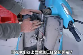 电动车行驶中方向左右摆动！不知道故障不要急，看修车师傅怎么说视频封面