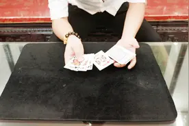 魔术揭秘：教你用普通扑克牌如何给自己洗出4张K，特简单纯手法！视频封面