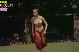 1955年印度，美女表演瑜伽神功，光脚踩钢钉，视频封面