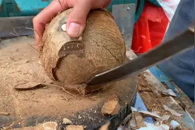 路边摊惊人的开椰技巧，看老板开椰壳&削椰皮很解压~视频封面