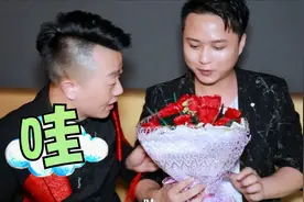 魔术表演：小伙子用白纸瞬间变出一捧玫瑰花，玫瑰花藏哪里呢？视频封面