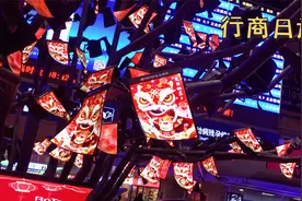 西客站新装了一台科技电子树，科技时代拍照留影的人挺多视频封面