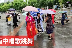 能歌善舞的朝鲜族叔叔阿姨们雨中唱歌跳舞 延边延吉 2022.6.22视频封面