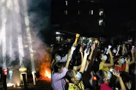 缅甸民众灯光抗议：手机、手电筒照亮天空，抗议至今死亡618人视频封面