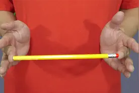 卡片一盖，铅笔就消失了？揭秘国外魔术大师，铅笔瞬间消失视频封面